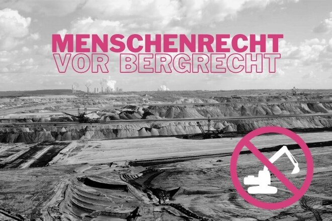 Blick auf einen Tagebau, Pinke Schrift Menschenrecht vor Bergrecht. 